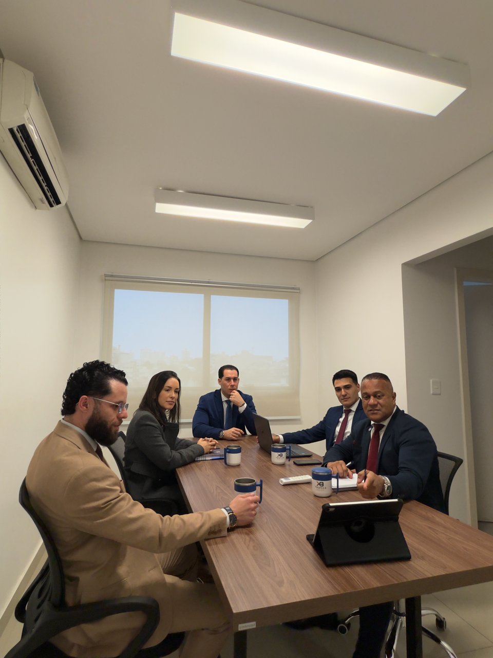 Equipe da Expert Business Solutions reunida em sala de reunião analisando o diagnóstico da empresa